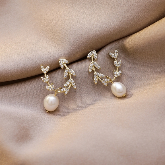 Minimalist fantasy earrings - Picture 2 of 4